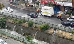 İstanbul'da beklenen yağış hayatı olumsuz etkiledi: Yollar göle döndü