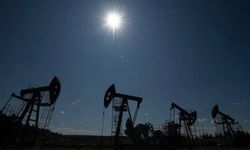 ABD, Hürmüz Boğazı'nda petrol akışının hızlanmasıyla bu yıl için petrol fiyatı tahminini düşürdü