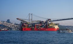 Doğal gaz boru hattı döşeme platformu İstanbul Boğazı'ndan geçiş yaptı