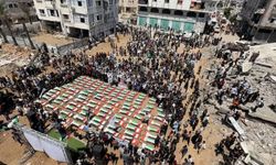 İsrail'in Gazze'ye saldırısından 3 yıl sonra enkazdan çıkarılan 112 naaş için cenaze hazırlığı