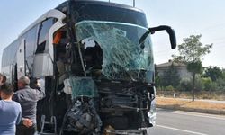 Afyonkarahisar'da yolcu otobüsü kamyonete çarptı, 1 kişi öldü, 15 kişi yaralandı