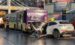 Küçükçekmece'de İETT otobüsüne çarpan otomobildeki 3 kişi hayatını kaybetti