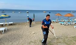 Sabitlenen şezlong ve şemsiyeler sahilden toplandı