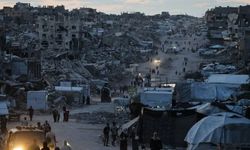 İşgalci İsrail'in Gazze'deki bir binaya düzenlediği saldırıda çok sayıda Filistinli yaralandı