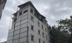 Fatih'te boşaltılan ve yıkım kararı verilen otelde çökme meydana geldi