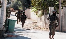 Katil İsrail, Suriye'nin güneyindeki bir köye baskın düzenledi