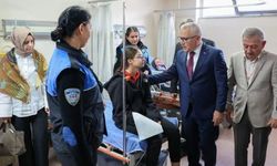 Sivas'ta öğrenci servisi ile polis aracı çarpıştı, 13 öğrenci ve 3 polis yaralandı