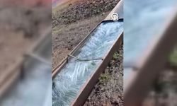 Kars'ta soğuk hava nedeniyle su savakları dondu