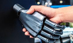 Botlarla konuştukça robotlaşıyoruz: Algoritmalar iletişim biçimimizi yeniden kodluyor
