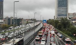 İstanbul'da sağanak: Yollar göle döndü, trafik durma noktasına geldi