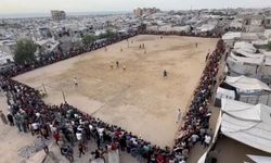 Gazze'de yerinden edilen futbolcular çadırlar arasında dostluk maçı yaptı