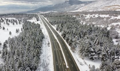 Safranbolu'da karla kaplanan ormanlar ve tarihi konaklar dronla görüntülendi