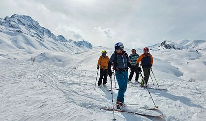 Hakkari'nin karlı zirveleri, yabancı kayakçıların yeni rotası oldu