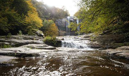 Fay kırığıyla oluşan Suuçtu Şelalesi sonbahar renklerine büründü