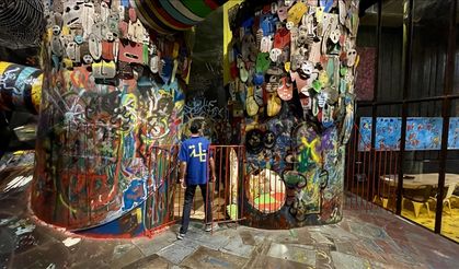 Libyalı mimar, savaşın metal atıklarını sanatla geri dönüştürerek "hurda kafe" inşa etti