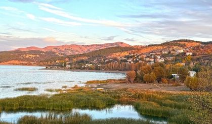 Hazar Gölü'nün çevresi sonbahar renklerine büründü
