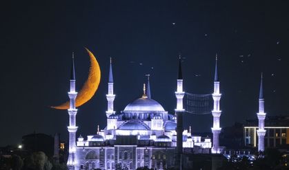 İstanbul'da hilal, Sultanahmet Camisi ile birlikte görüntülendi