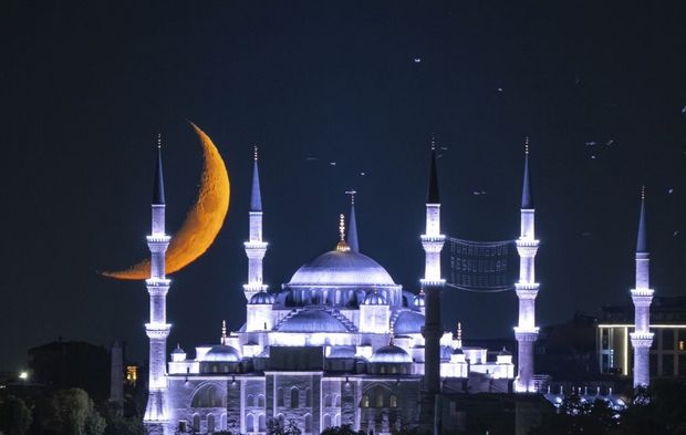 İstanbul'da hilal, Sultanahmet Camisi ile birlikte görüntülendi