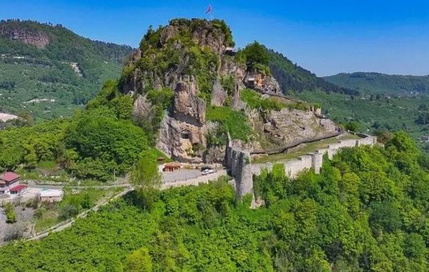 Ünye Kalesi tarihi atmosferiyle ziyaretçilerine geçmişin izlerini yaşatıyor