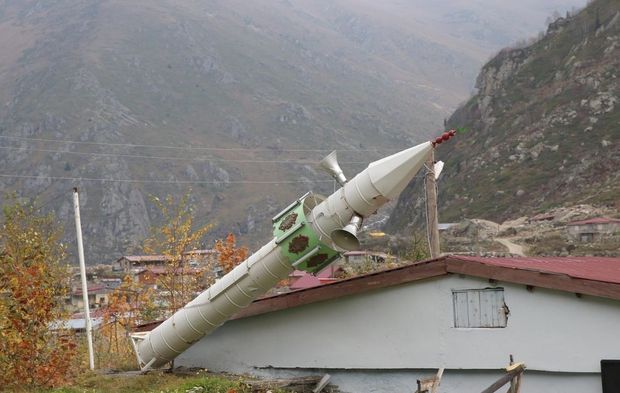 Çığ riskine karşı çelik varilden yapılan minare bu kış öncesi yine yatırıldı