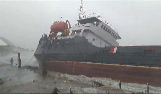 Feci olay! Zonguldak’ta karaya çarpan gemi ikiye bölündü