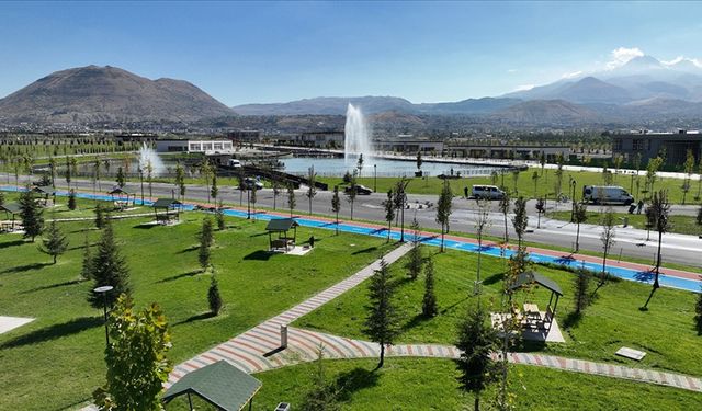 Kayseri RTE Millet Bahçesi'ne 1,2 milyon liralık dekoratif şemsiye