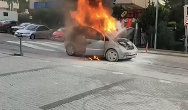 Üsküdar'da seyir halindeki otomobil alev alev yandı