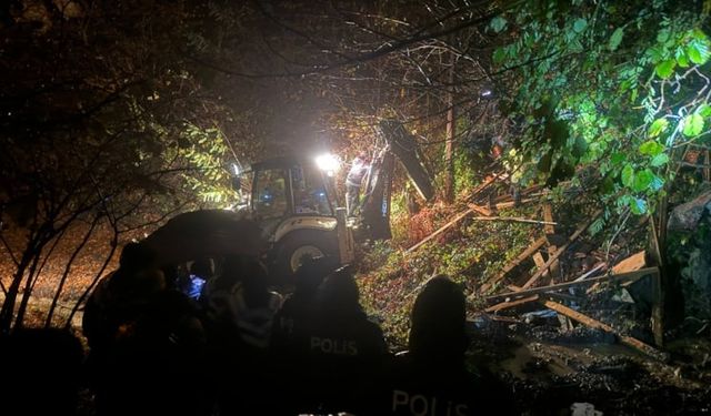 Zonguldak'ta heyelan evi yıktı: İki kişi göçük altında