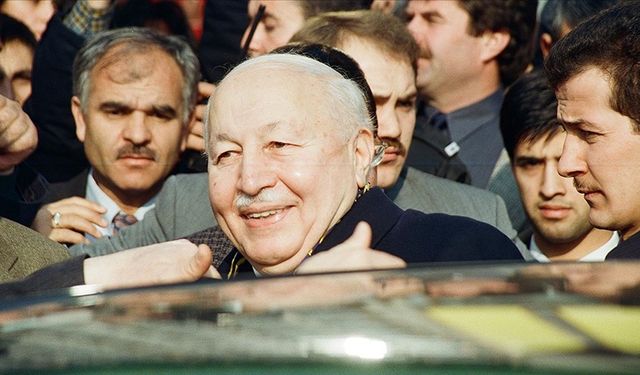 Mekke'nin Fethi'nde Hz. Muhammed Mekke'ye nasıl girmiştir? Prof. Dr. Necmettin Erbakan anlatıyor