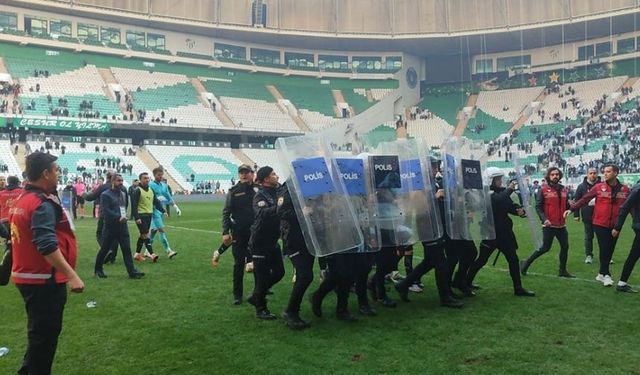 Bursaspor-Diyarbekirspor maçında saha karıştı: 5 kırmızı kart