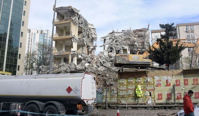 11 katlı binanın yıkımında yola moloz düştü: 3 araç hasar gördü, 1 kişi yaralandı
