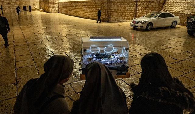 Filistinli sanatçı "kuvözde bebek İsa" maketiyle dikkati çekiyor