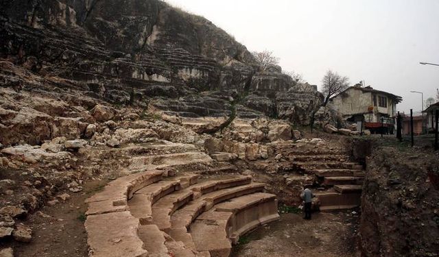 Zile Kalesi'ndeki antik tiyatronun "Roma tiyatrosu" olduğu belirlendi