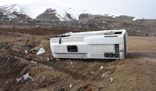 Van'da yolcu midibüsü devrildi: 27 yaralı