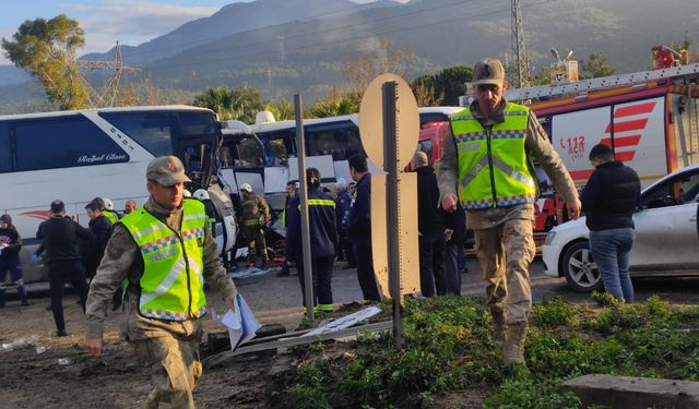 İşçi servisi otobüsler çarpıştı: 1'i ağır 18 yaralı