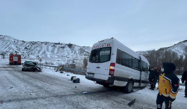 Yolcu minibüsü ve araç çarpıştı: 16 yaralı