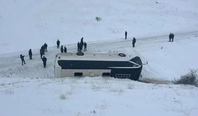 Cenazeden dönenleri taşıyan otobüs devrildi: Çok sayıda yaralı var!