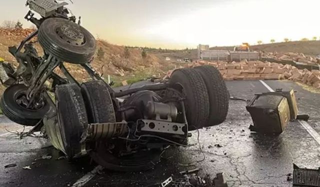 Şanlıurfa'da feci kaza! Tırlar kafa kafaya çarpıştı: Ölü ve yaralı var