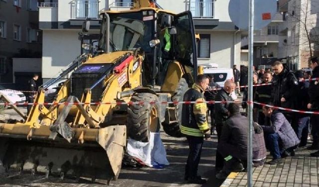 Kahreden olay! İş makinesi çarptı; bebek öldü, hamile anne ve çocuk yaralandı