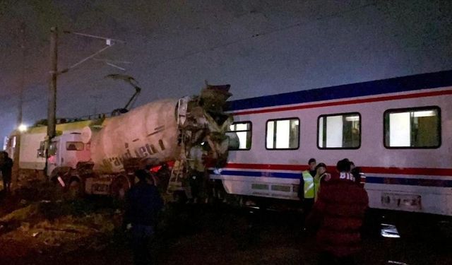 80 yolcunun bulunduğu tren, beton mikserine çarptı