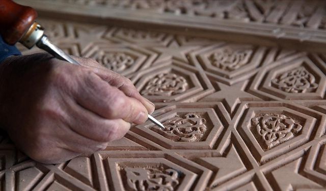 El Hamra Sarayı ile Ulu Cami motifleri aynı panoda bir araya geldi