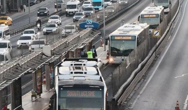 Metrobüs durağında 45 gün sürecek yenileme çalışması