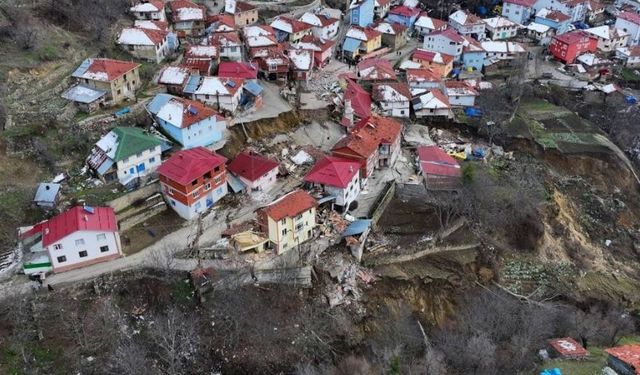 Deprem sonrasını andıran görüntüler: Peş peşe heyelanlar, köyü ikiye böldü!