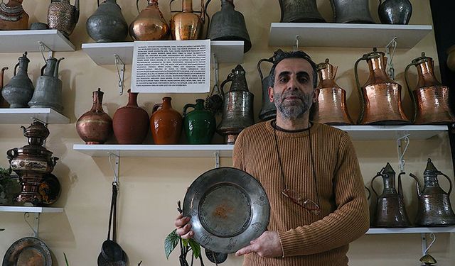 Türk kültürüne ait mutfak eşyalarını restoranında sergiliyor