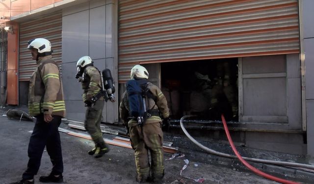 Plastik ham madde deposunda yangın: 19 işçiyi itfaiye kurtardı