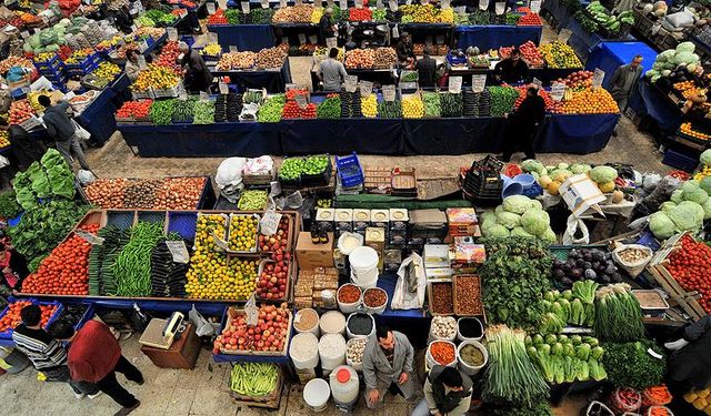 Dünya'da gıda fiyatları 7 aydır düşerken Türkiye'de gıda enflasyonu yüzde 70'in üzerinde