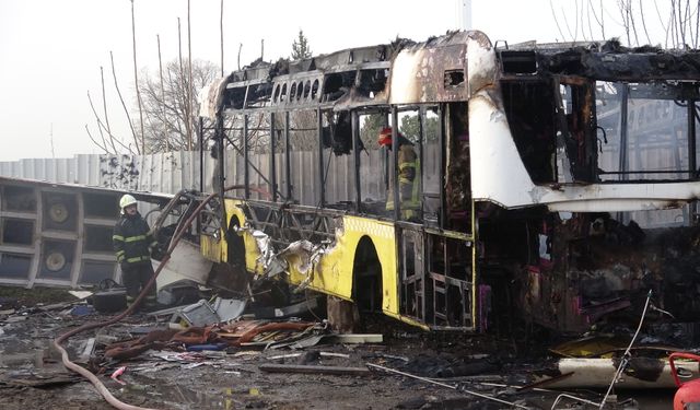Bursa'da hurdalıkta çıkan yangında 6 otobüs alev alev yandı