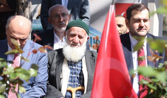 Saadet İstanbul, Erbakan Hoca'nın kabri başında bayramlaştı