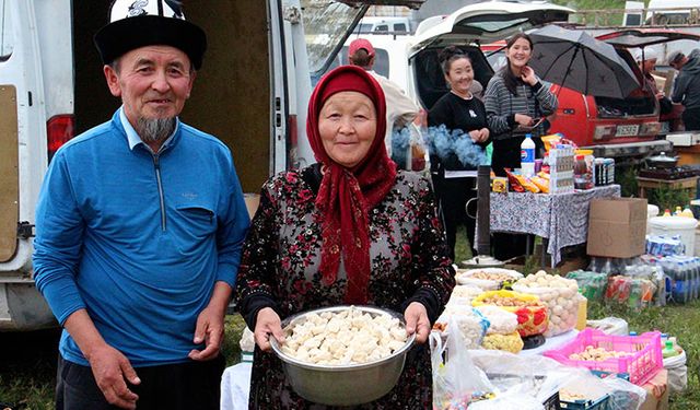 Kırgızistan'da popülerliği artan geleneksel yiyecek kurut, tat çeşitliliğiyle pazarda yerini alıyor