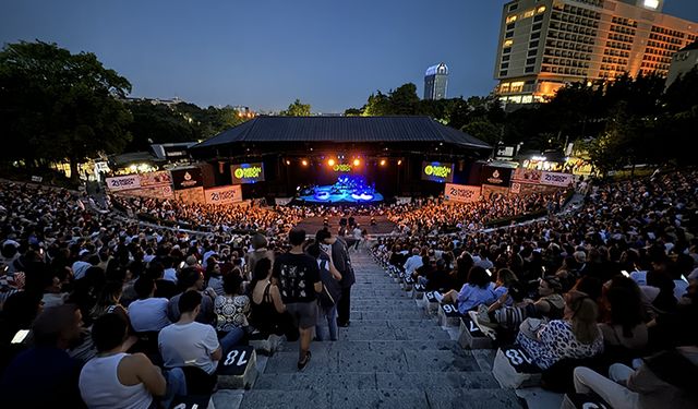 Ödüllü sanatçı Loreena McKennitt, Harbiye'de konser verdi